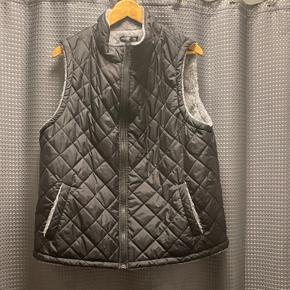 SHEIN Black Quilted Vest with Soft Gray Interior